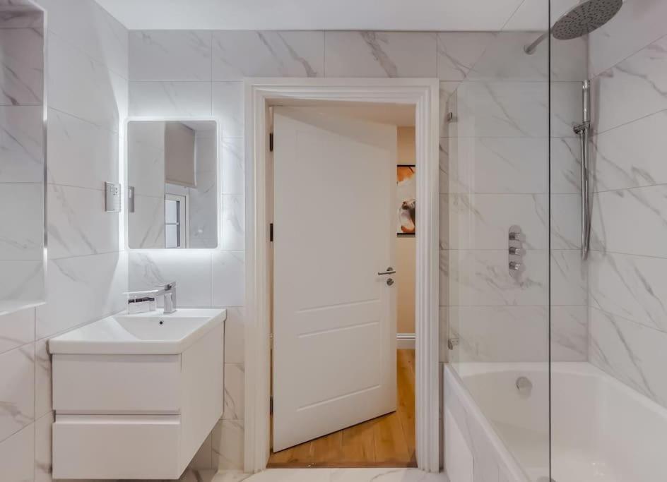 Appartement 1Br Gem, Private Parking à Windsor Extérieur photo